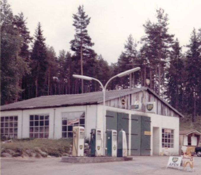 Bjarne Bøens bilverksted og bensinstasjon.
Bilde er hentet fra Setskog Historielags bildearkiv.
Bidragsyter: Vidar Bøen