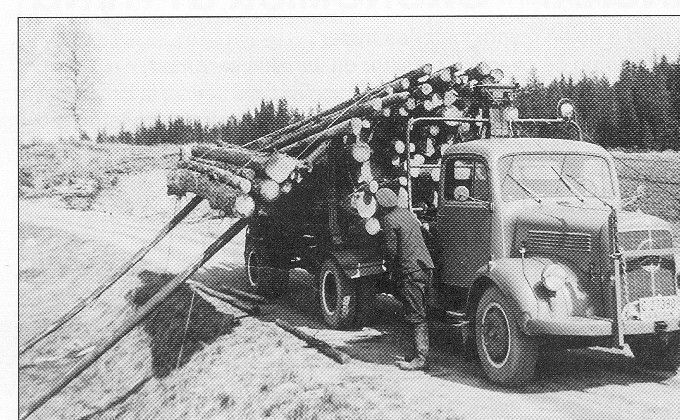 Hans Engen med Mercedes fra 1958. Lasting av tømmer.