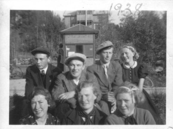 Bak fra venstre; Gabriel Bunes, Reidar Mangbakken, Johan Bunes og Judith Furunes.
Foran fra venstre: Edla Lund, ukjent og Ragna Holtet.

Bildet er scannet fra Judith Bjørknes sine bildesamlinger.